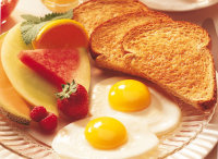 Desayuno con alimentos ricos en proteínas